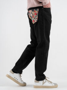 V2 Jeans regular con tasca sul retro in fantasia fiori JTCLS Nero (4)