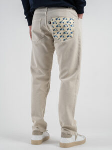 V2 Jeans regular con tasca sul retro in fantasia vespe JTCLS Sabbia (1)