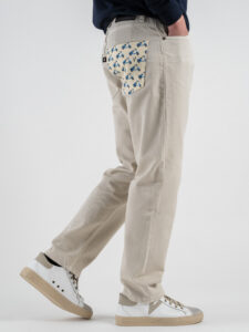 V2 Jeans regular con tasca sul retro in fantasia vespe JTCLS Sabbia (4)