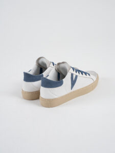 V2 Sneakers a suola bassa in pelle bianca con V a contrasto e tallone in camoscio azzurro SUBIV2 Jeans (1)