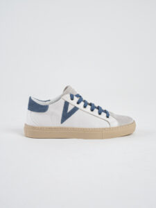 V2 Sneakers a suola bassa in pelle bianca con V a contrasto e tallone in camoscio azzurro SUBIV2 Jeans (2)