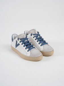 V2 Sneakers a suola bassa in pelle bianca con V a contrasto e tallone in camoscio azzurro SUBIV2 Jeans (3)