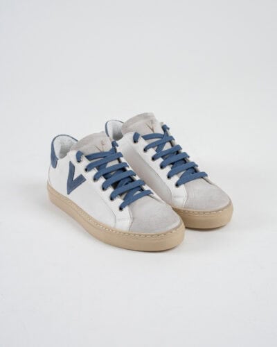 V2 Sneakers a suola bassa in pelle bianca con V a contrasto e tallone in camoscio azzurro SUBIV2 Jeans 3 Nuovi Arrivi