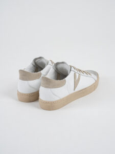 V2 Sneakers a suola bassa in pelle bianca con V a contrasto e tallone in camoscio beige SUBIV2 Beige (1)