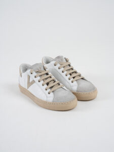 V2 Sneakers a suola bassa in pelle bianca con V a contrasto e tallone in camoscio beige SUBIV2 Beige (3)