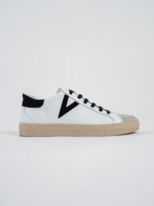 V2 Sneakers a suola bassa in pelle bianca con V a contrasto e tallone in camoscio nera SUBIV2 Nero (2)