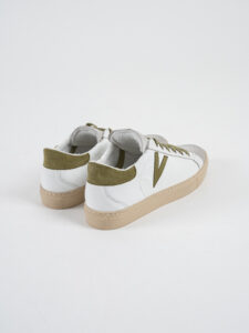 V2 Sneakers a suola bassa in pelle bianca con V a contrasto e tallone in camoscio verde SUBIV2 Verde (1)