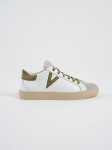 V2 Sneakers a suola bassa in pelle bianca con V a contrasto e tallone in camoscio verde SUBIV2 Verde (2)