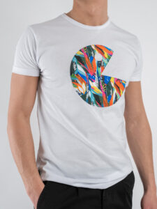 V2 T-shirt basica con ricamo pac-man piume colorate TUBI23 Bianco (1)