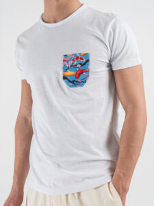 V2 T-shirt basica con taschino carpa koi TUBI17 Bianca (4)