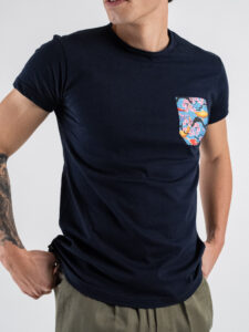 V2 T-shirt basica con taschino carpe koi TUBL17 Navy (3)