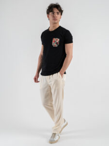 V2 T-shirt basica con taschino fiori TUNE09 Nera (2)