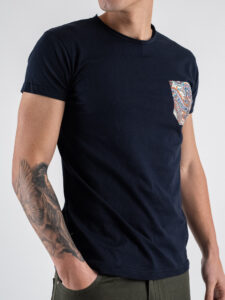 V2 T-shirt basica con taschino mosaico TUBL8 Navy (3)