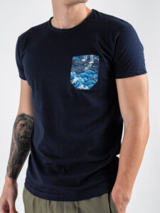 V2 T-shirt basica con taschino onde mare TUBL15 Navy (3)