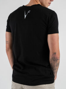 V2 T-shirt basica con taschino piume multicolor TUNE23 Nera (1)
