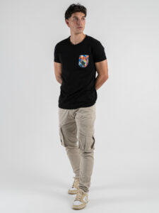 V2 T-shirt basica con taschino piume multicolor TUNE23 Nera (2)