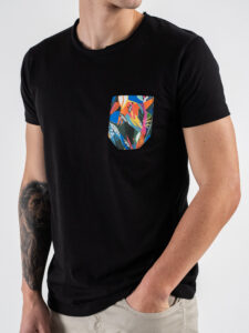 V2 T-shirt basica con taschino piume multicolor TUNE23 Nera (3)