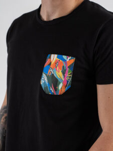 V2 T-shirt basica con taschino piume multicolor TUNE23 Nera (4)
