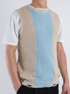 BL11 Gilet over in maglia smanicato con strappi sul fondo BUDAPEST beigeceleste (1)