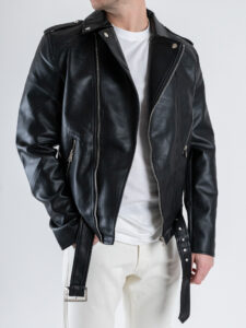 Biker in ecopelle con tasche e zip L971 Nero (3)