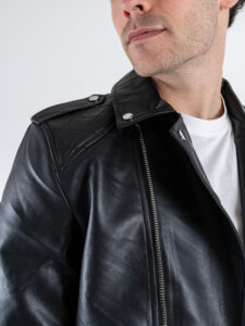 Biker in ecopelle con tasche e zip L971 Nero (4)