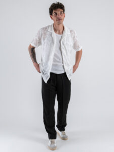 Camicia con collo a V mezza manica in fantasia traforata P2728 Bianco (2)