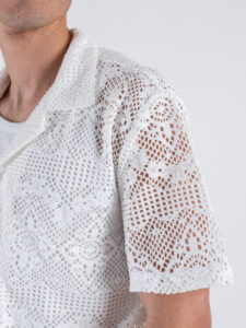 Camicia con collo a V mezza manica in fantasia traforata P2728 Bianco (6)