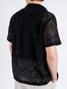 Camicia con collo a V mezza manica in fantasia traforata P2728 Nero (1)