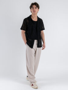 Camicia con collo a V mezza manica in fantasia traforata P2728 Nero (2)