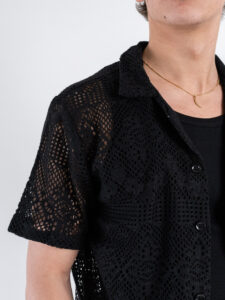 Camicia con collo a V mezza manica in fantasia traforata P2728 Nero (4)