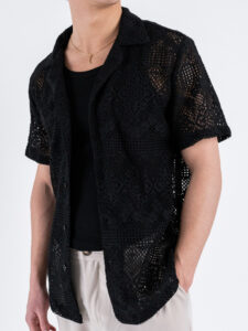 Camicia con collo a V mezza manica in fantasia traforata P2728 Nero (5)