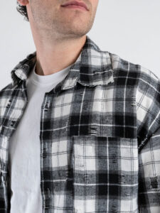 Camicia scozzese con strappi e doppia manica CS2481 Nera (4)
