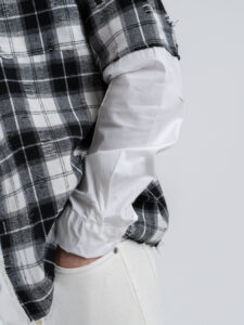 Camicia scozzese con strappi e doppia manica CS2481 Nera (5)