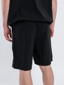 Coordinato corto con t-shirt over stampa + bermuda con coulisse XT2046 Nero (2)