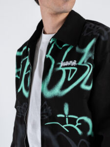 DISCLAIMER Giubbino in gabardine con stampa graffiti 25EDS54899 Nero (1)