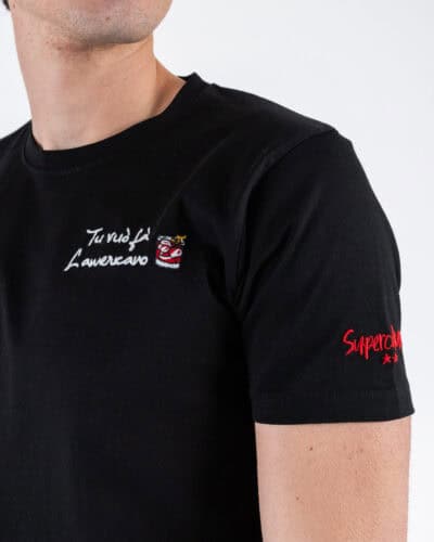 SUPERCULTURE T shirt in cotone con stampa e ricamo TU VUO FA LAMERICANO A1125 Nero 3 Nuovi Arrivi