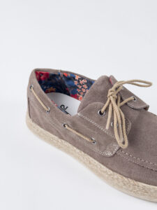 V2 Scarpa modello barca in camoscio con lacci in corda beige MOCRD Tortora (1)