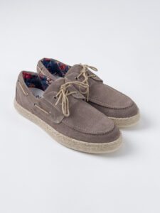V2 Scarpa modello barca in camoscio con lacci in corda beige MOCRD Tortora (2)