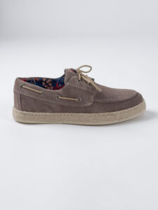 V2 Scarpa modello barca in camoscio con lacci in corda beige MOCRD Tortora (3)