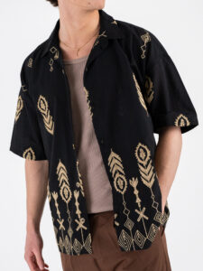 Camicia in fantasia con collo a V AFRODITE Black (4)
