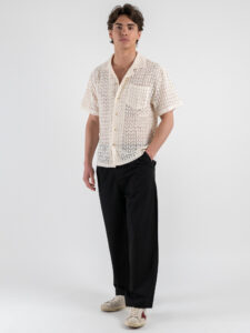 Camicia traforata con collo a V e taschino frontale AZ505 Crema (2)