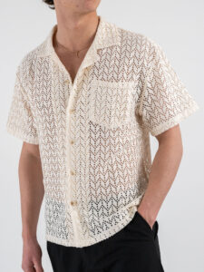Camicia traforata con collo a V e taschino frontale AZ505 Crema (3)