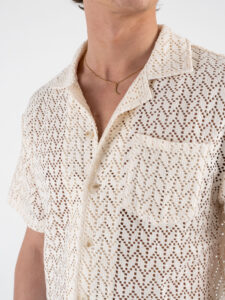 Camicia traforata con collo a V e taschino frontale AZ505 Crema (4)