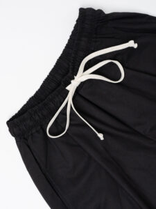 Coordinato giacchetta cropped + Pantalone baggy fit e coulisse ISA Nero (2)