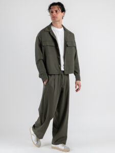 Coordinato giacchetta cropped + Pantalone baggy fit e coulisse ISA Verde Militare (5)