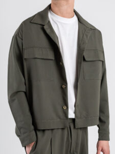 Coordinato giacchetta cropped + Pantalone baggy fit e coulisse ISA Verde Militare (6)