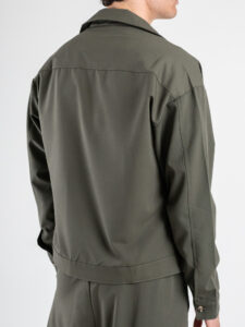 Coordinato giacchetta cropped + Pantalone baggy fit e coulisse ISA Verde Militare (9)