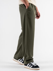 ESTASI Pantalone regular leggero con gamba larga ed elastico in vita YAMAL Verde Militare (4)