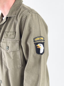 ONLY&SONS Camicia sportiva con patch militari ALBERTO 22034991 Dusty Olive (4)