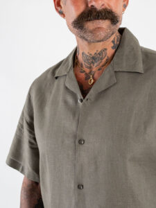 OVER-D Camicia a mezza manica in lino con collo bowling OC1S2S5C28 Militare (4)